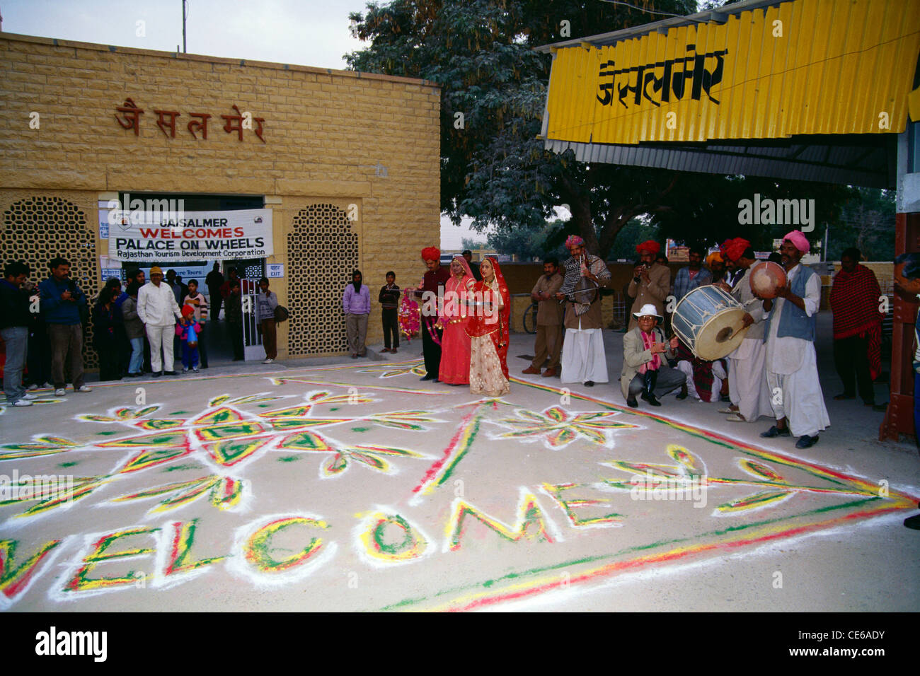 Palace on Wheels Zug Reise willkommen am Jaisalmer Bahnhof; Rajasthan; Indien; Asien Stockfoto