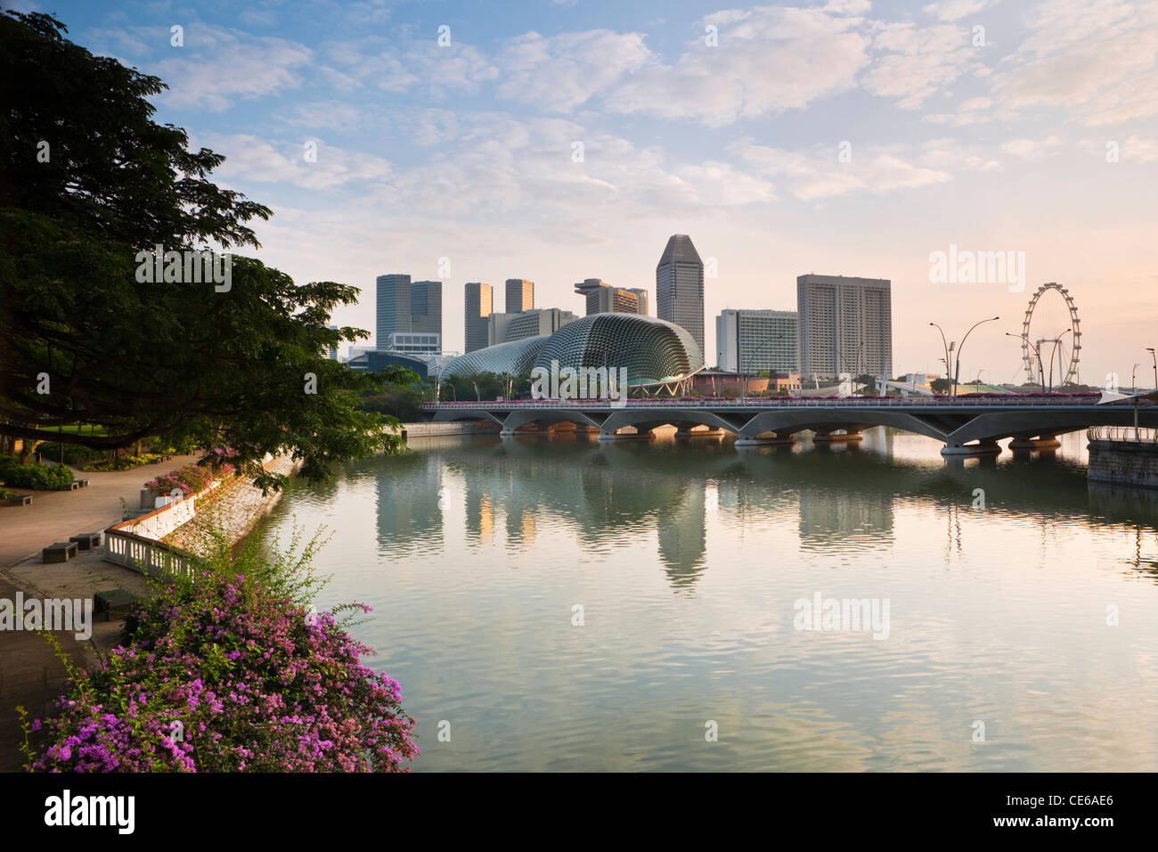 Esplanade Bridge und die Esplanade - Theater an der Bucht Gebäude, Singapur Stockfoto