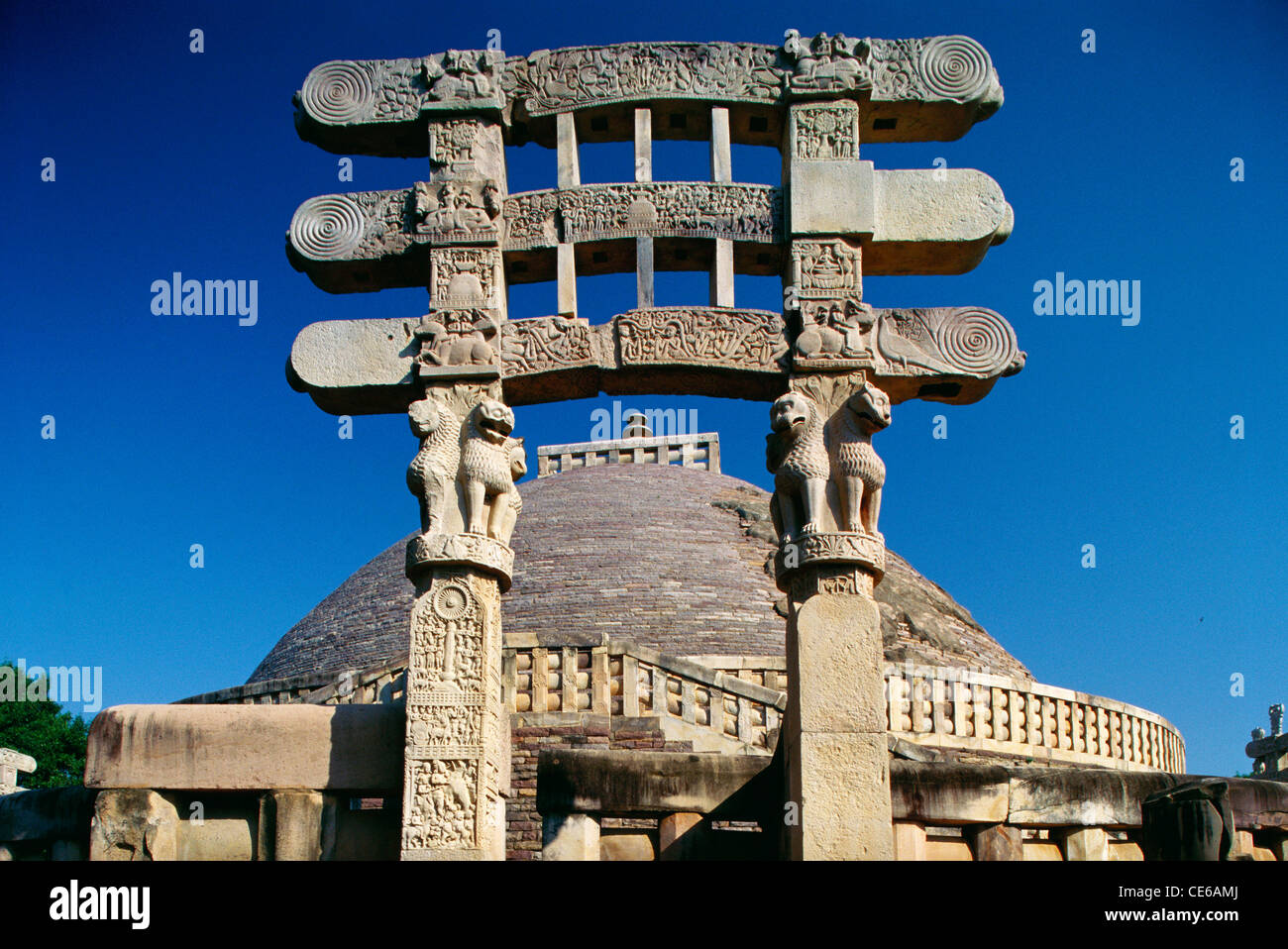 Sanchi Stupa Tor E1 und Torana 2. Jahrhundert v. Chr.; Madhya Pradesh; Indien Stockfoto