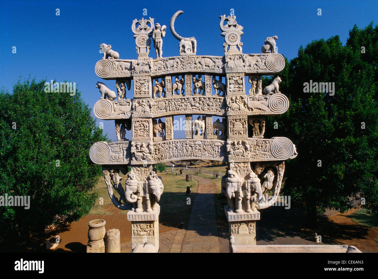 Sanchi Stupa Tor und Torana 2. Jahrhundert v. Chr.; Madhya Pradesh; Indien Stockfoto