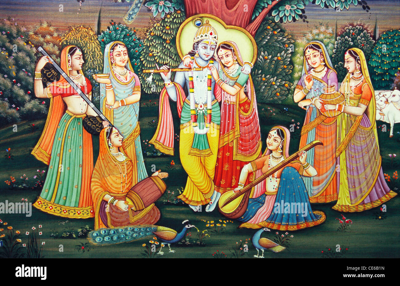 Radha Krishna im Garten mit Gopis spielen Musikinstrumente veena dholak Flöte Pfau tanzen, Miniaturmalerei, Kunstwerk, Indien, Asien Stockfoto