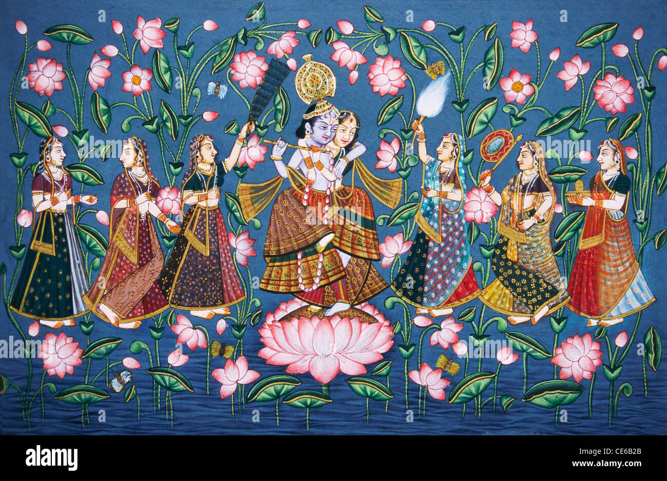 Radha Krishna Ras Leela tanzen auf Lotusblüte mit Sakhis Miniaturmalerei auf Papier Stockfoto