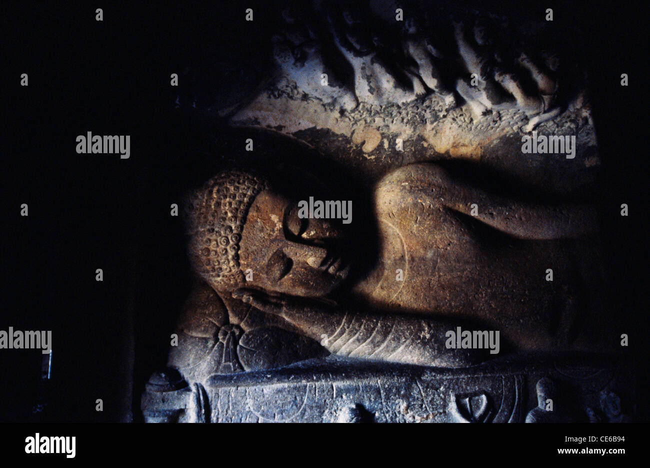 Statue des liegenden Buddha in Ajanta Höhle Nr. 26; Aurangabad; Maharashtra; Indien Stockfoto
