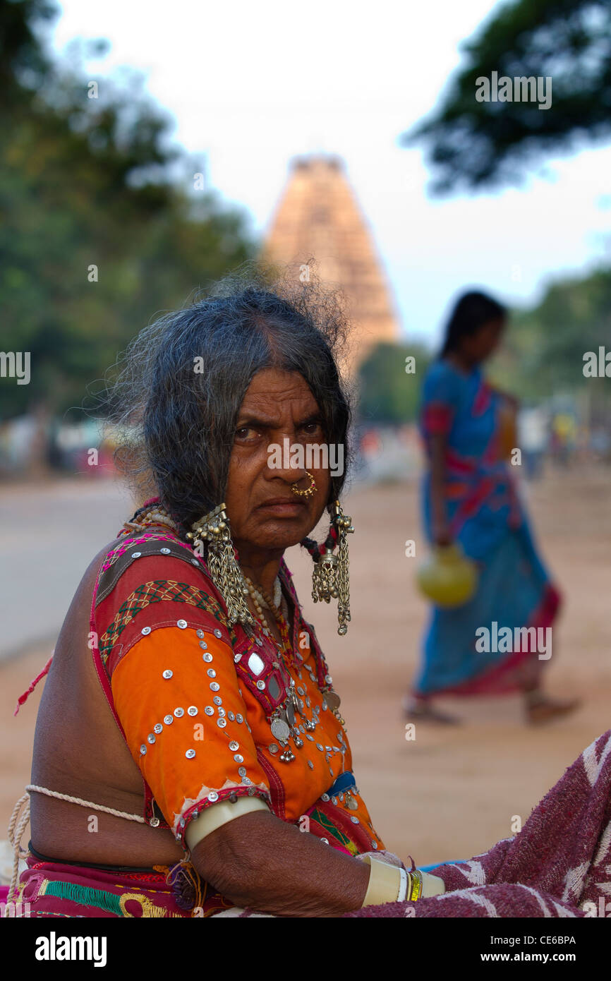 Alte Frau in traditioneller Kleidung in Hampi Bazaar Street, Hampi, Karnataka, Indien Stockfoto