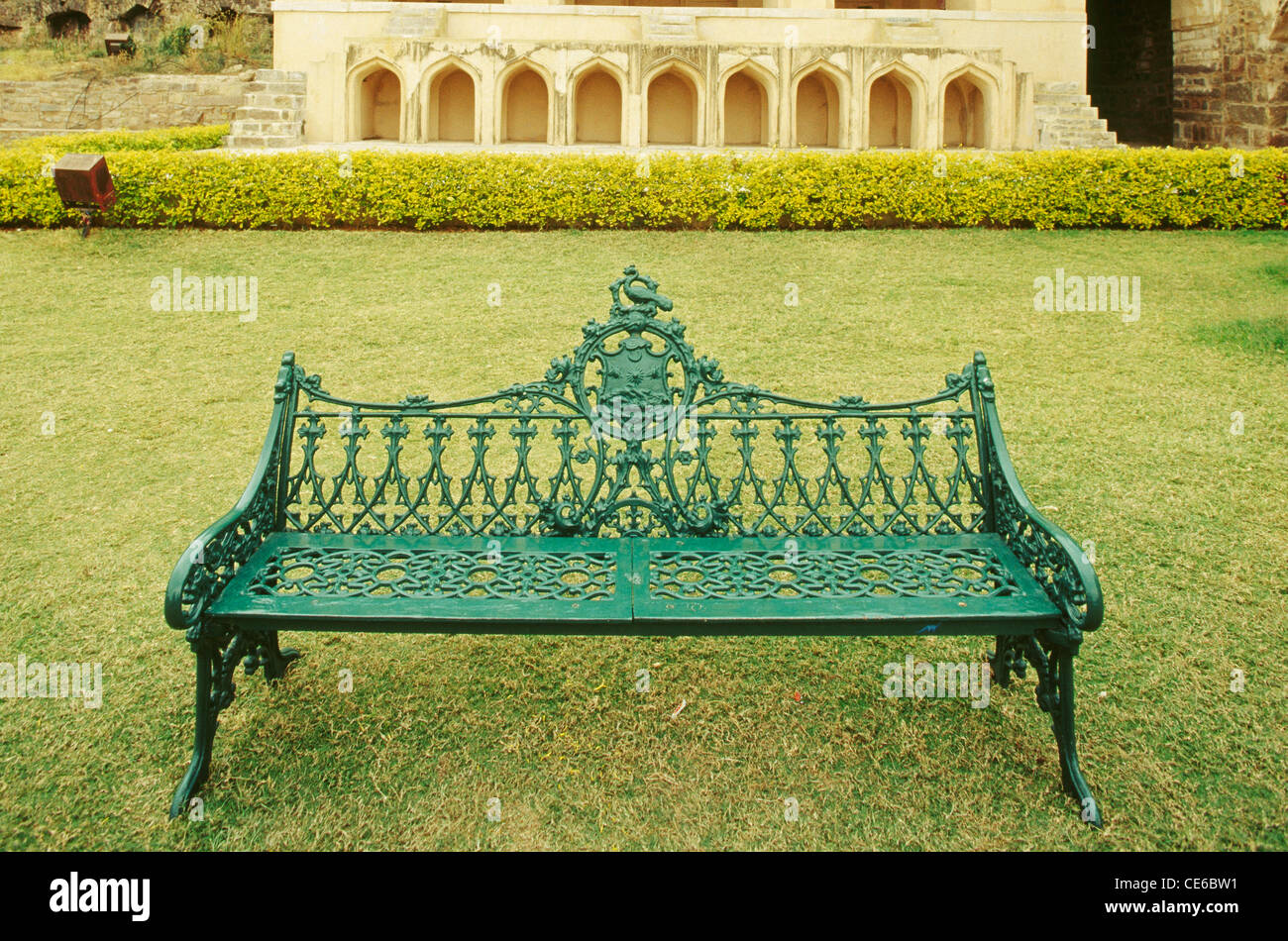 Gusseisen Stuhl alt Vintage Antik im Garten; Indien Stockfotografie - Alamy