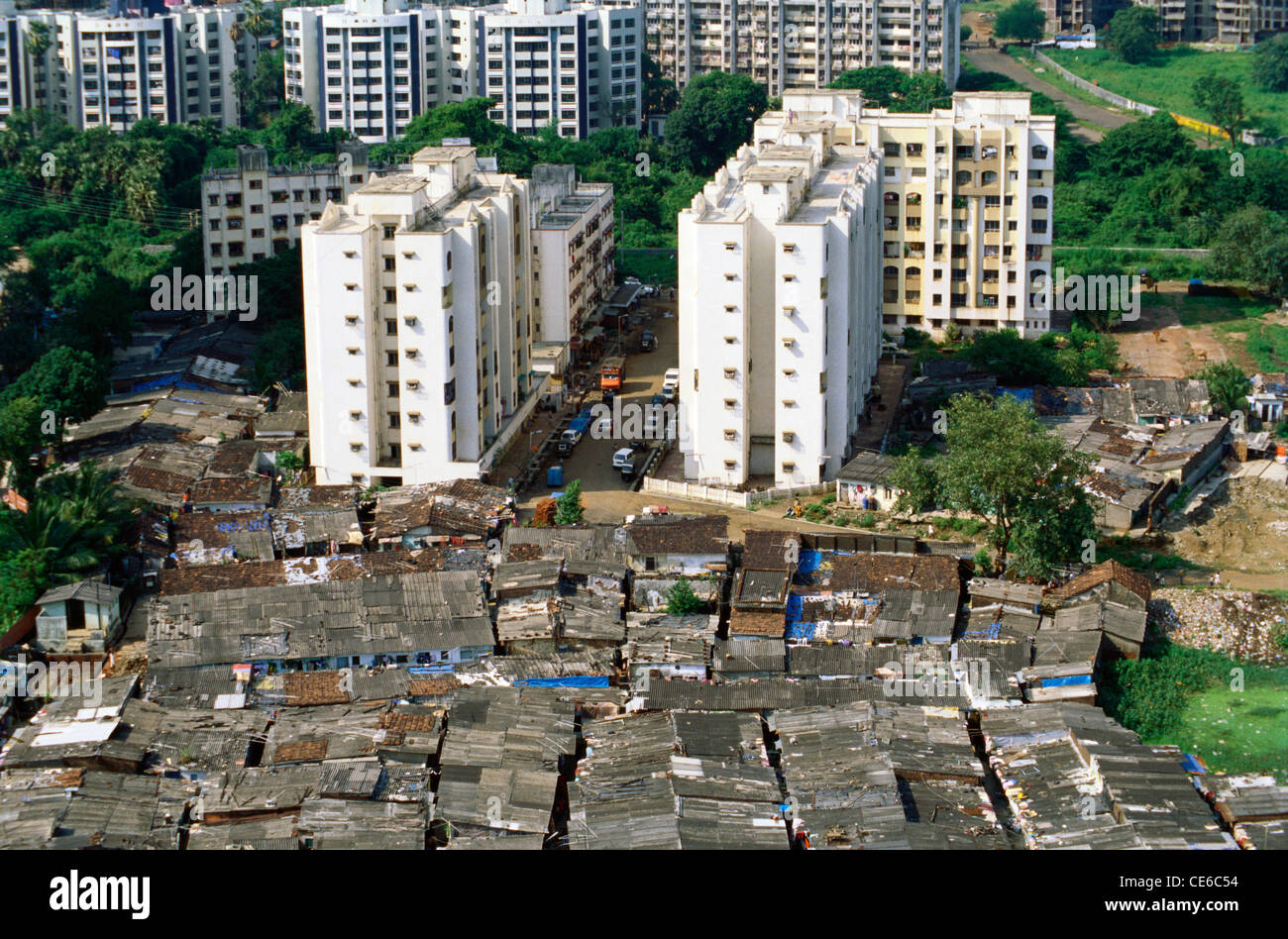 Luftaufnahme von Slums und Gebäuden der Stadt; Reich und arm; Bombay Mumbai; Maharashtra; Indien; Asien; Asiatisch; Indisch Stockfoto
