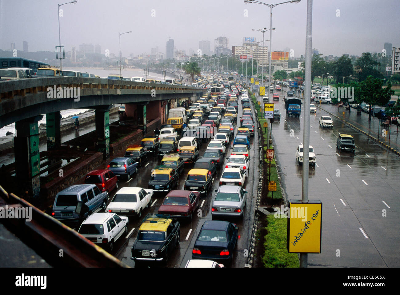 Verkehr in Regenzeit Monsun; Schiffsantrieb, Bombay Mumbai; Maharashtra; Indien Stockfoto