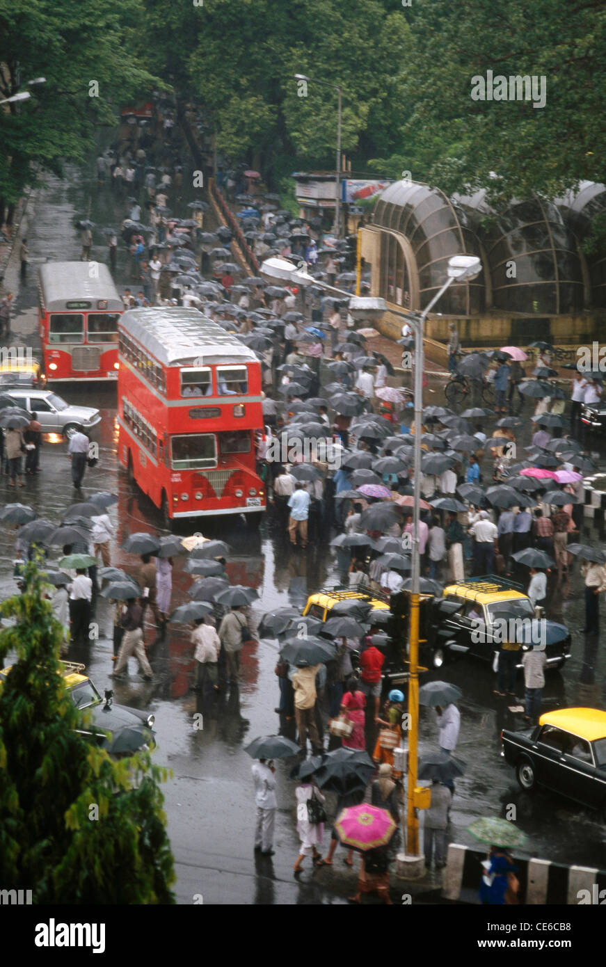 Bombay Verkehr Rot beste Busse Schwarz gelbes Taxi in der Monsunzeit; Bombay Mumbai; Maharashtra; Indien Stockfoto