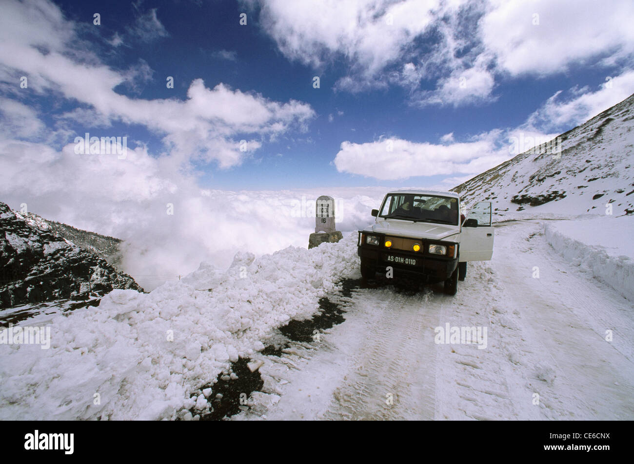 Auto am Sela-Pass; Höhenbergpass zwischen Tawang und West Kameng Bezirken; arunachal pradesh; indien; asien Stockfoto