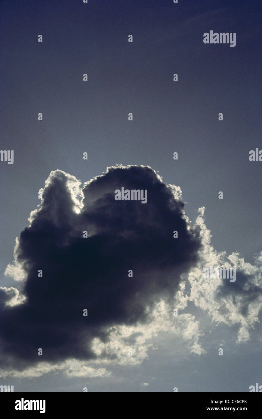 Schwarze dunkle Wolke mit silbernem Futter; Wolken mit silbernem Futter; Hintergrund; Abdeckung; Kopierraum; Stockfoto