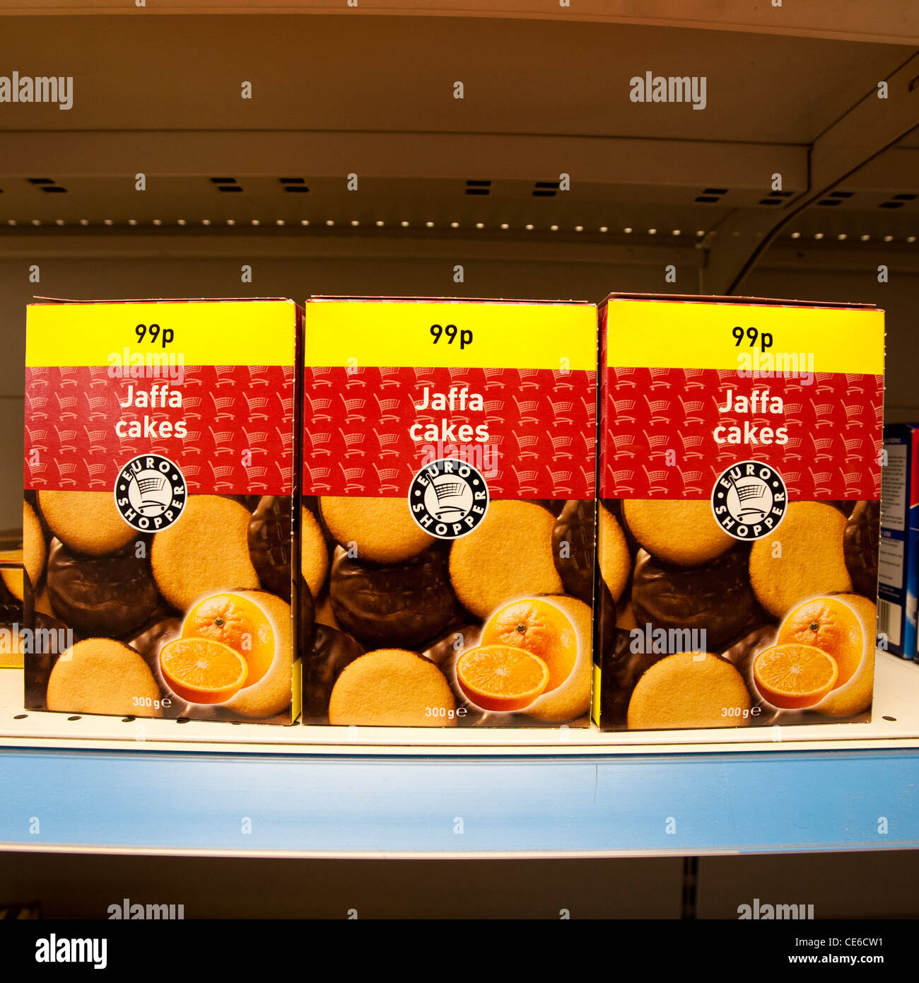 Pakete von 99p Pwn Marke Generic billig Jaffa Kuchen zum Verkauf in einem Tante-Emma-Laden UK Stockfoto