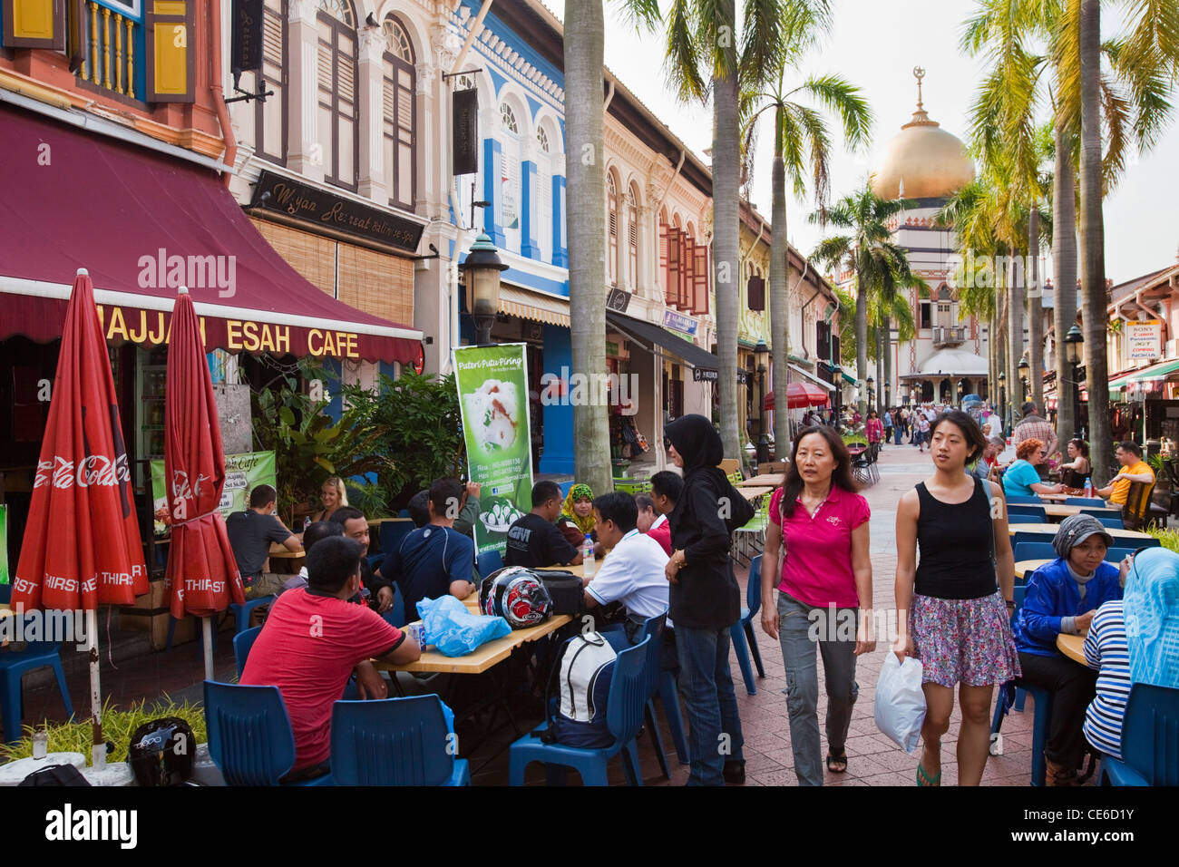 Blick entlang der Bussorah Mall im muslimischen Viertel Kampong Glam, Singapur Stockfoto