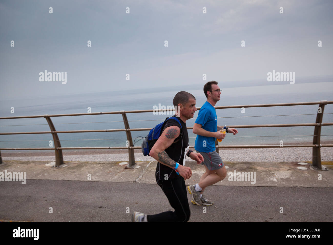 Läufer, die Teilnahme an einem 4-tägigen Marathon auf Chesil Beach, Portland, Dorset. Stockfoto