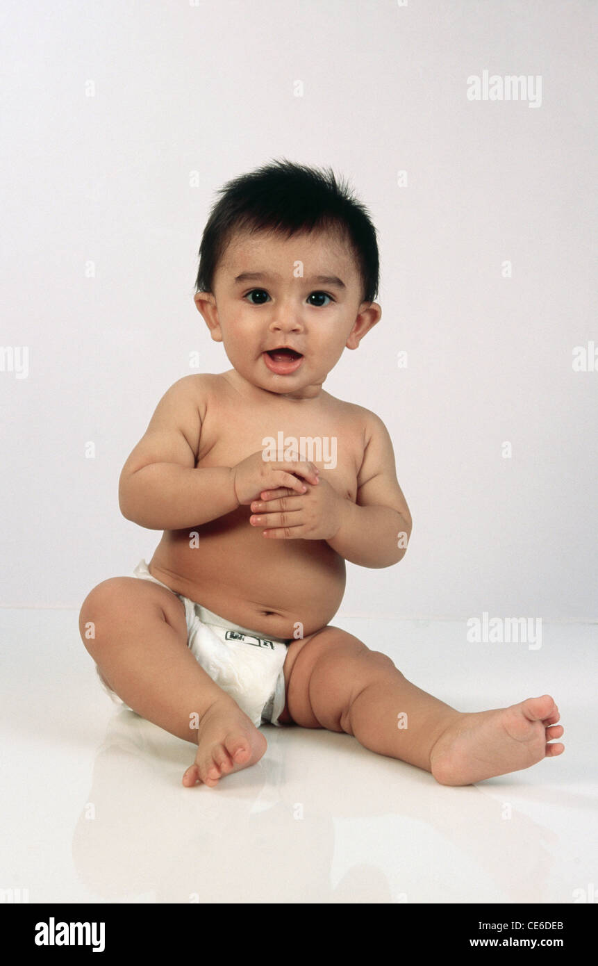 Baby Windel sitzen weißen Hintergrund Herr #576 Stockfoto