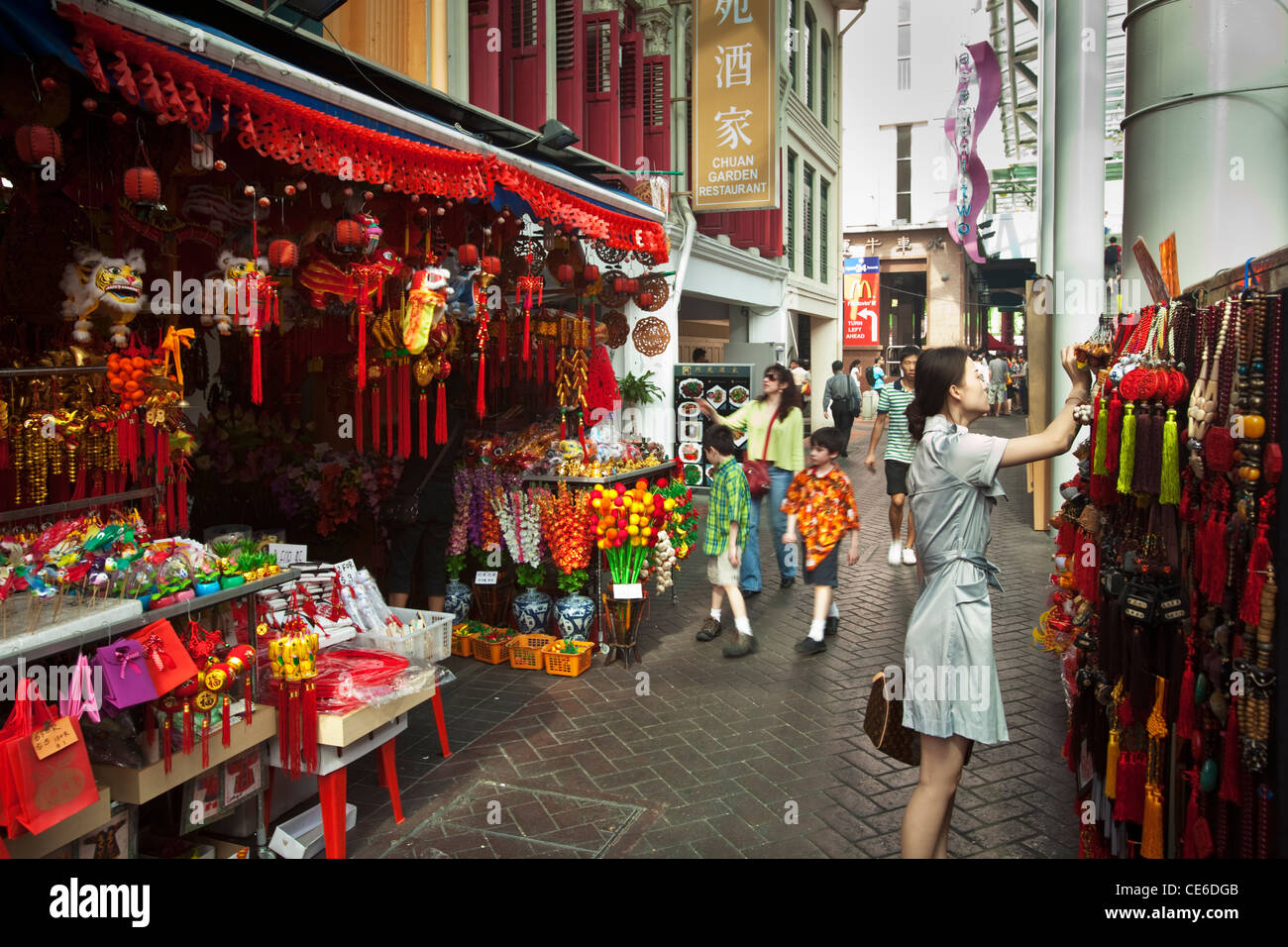 Shopping für Chinese New Year Ornamente auf Pagoda Street, Chinatown, Singapur Stockfoto