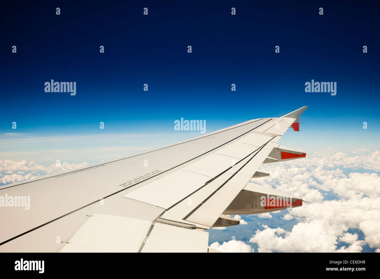 Blick auf Jet Flugzeugflügel über den Wolken. Stockfoto