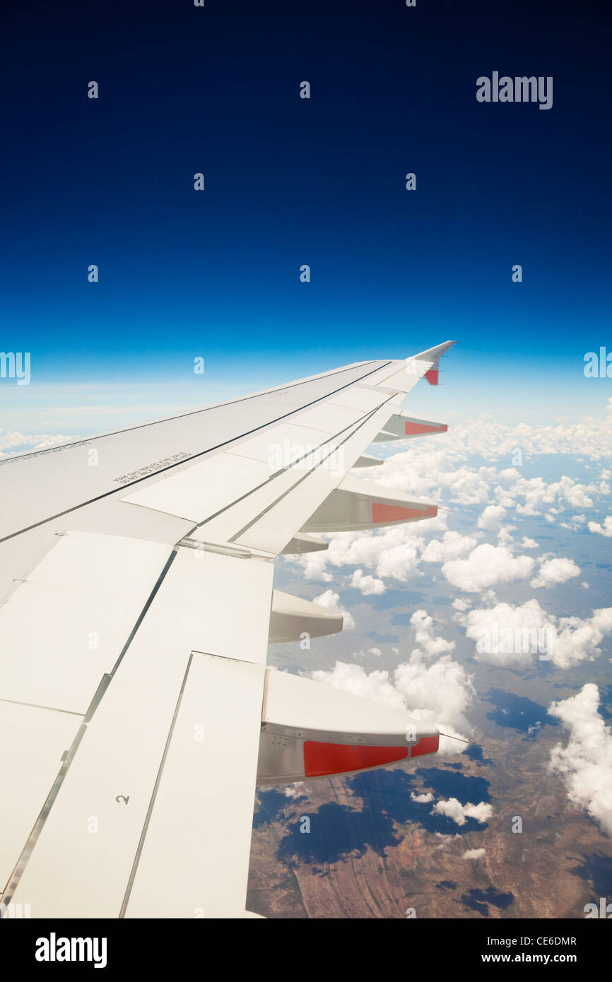 Blick auf Jet Flugzeugflügel über den Wolken. Stockfoto Blick auf Jet Flugzeugflügel über den Wolken. Stockfoto