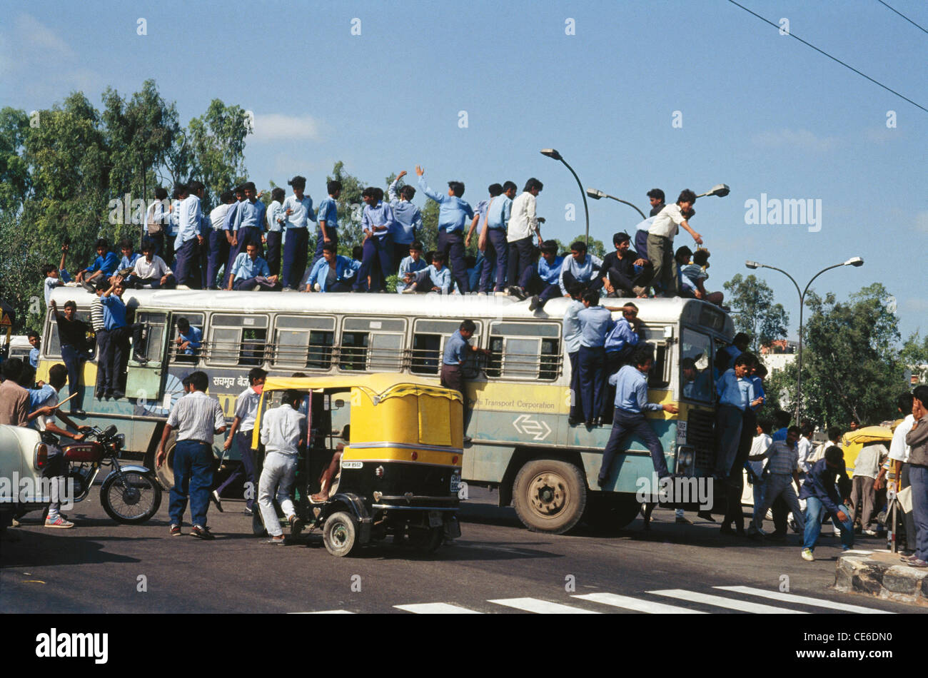 Studenten Stehen Sitting On Top Of Bus Delhi Indien Stockfotografie Alamy