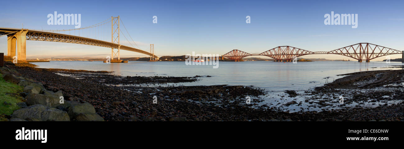 Panorama der Forth Straßen- und Eisenbahnbrücken bei Queensferry, Schottland, UK. Stockfoto
