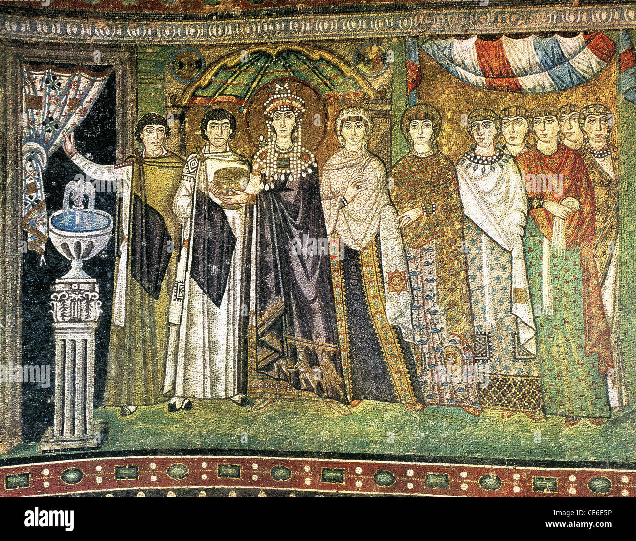 Kaiserin Theodora I (500-548) mit einem Gericht der Damen. Mosaik. 6. Jahrhundert. Basilika von St. Vitale. Ravenna. Italien. Stockfoto