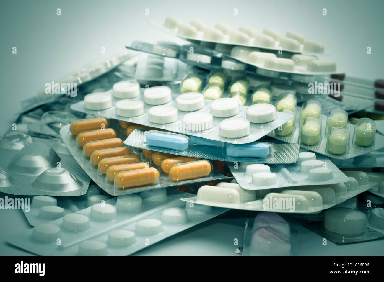 Haufen von Medizinbedarf, Pillen, Kapseln und Tabletten. Stockfoto