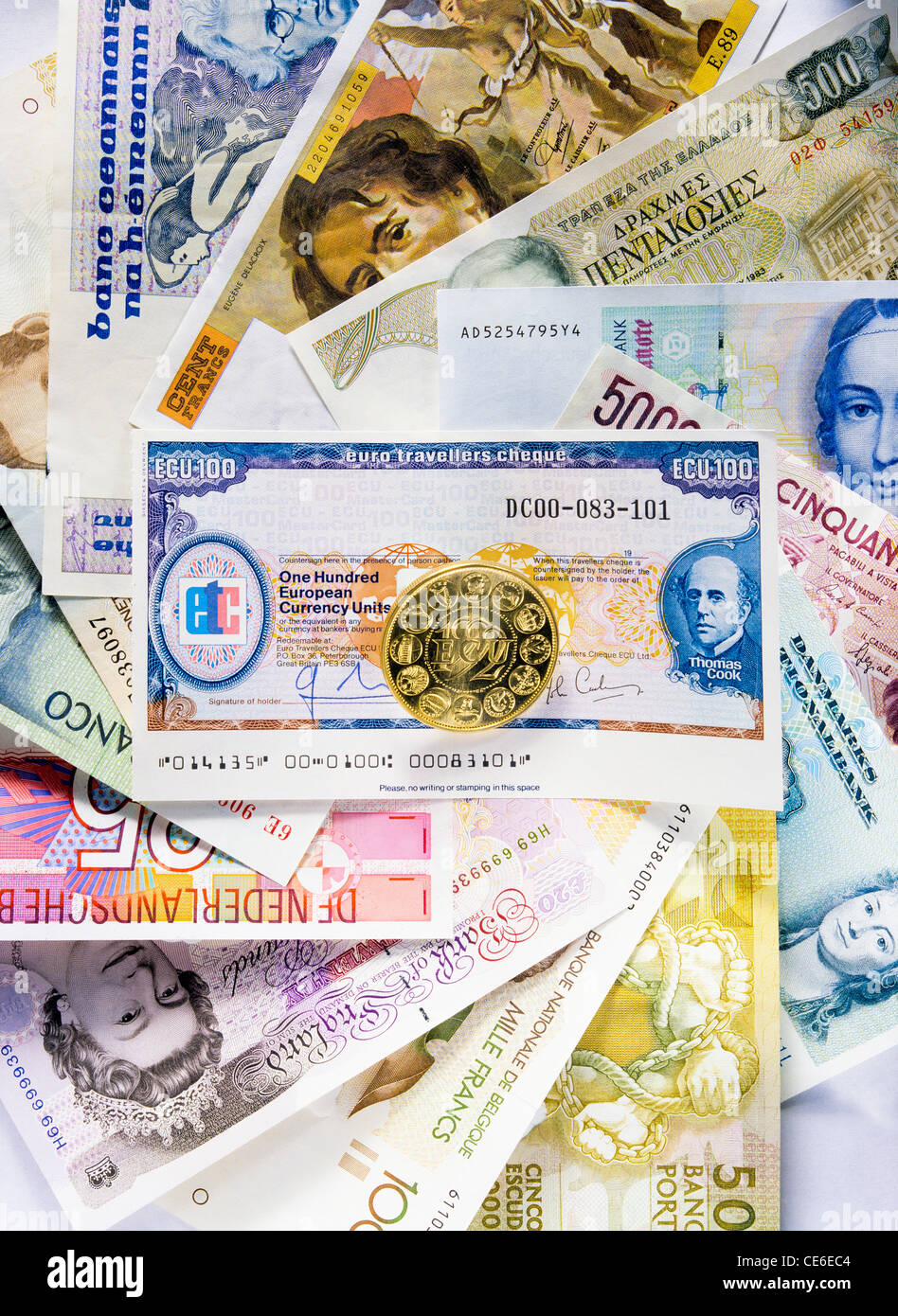 Ehemalige 100 ECU REISENDE CHECK-European Currency Unit - MIT 1 ECU GOLD MÜNZE UND EHEMALIGEN EUROPÄISCHEN BANKNOTEN - Thomas Cook Bildnis in der Ecke gedruckt Stockfoto