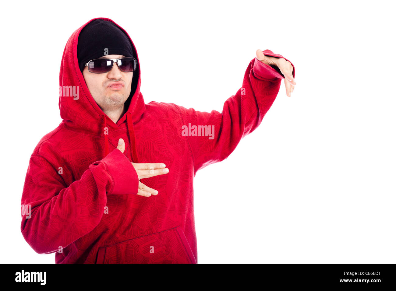 Hip Hop Tänzer in rot Hoodie posieren, isoliert auf weißem Hintergrund. Stockfoto