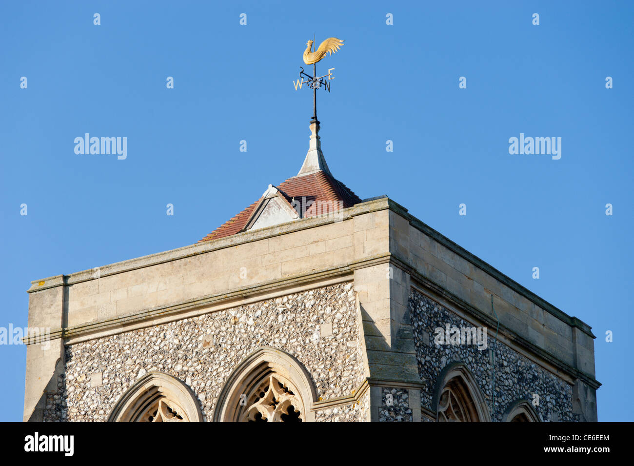 Der Turm von St. Michael und alle Engel Kirche in Eastbourne, East Sussex, England, Vereinigtes Königreich vor einem blauen Himmel. Stockfoto