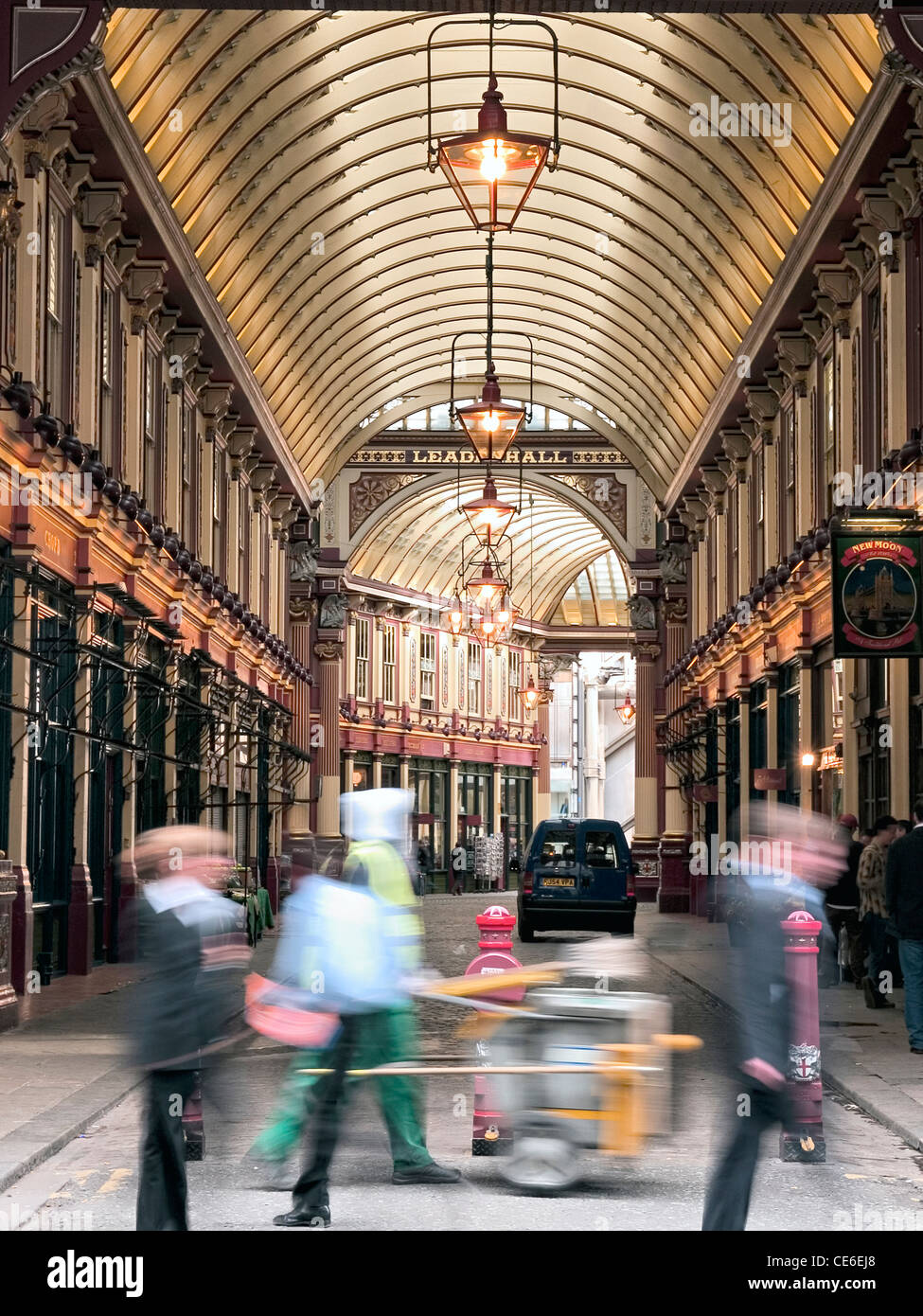 Eingang zum Leadenhall in London mit einer Straße Reiniger und Fußgänger Stockfoto