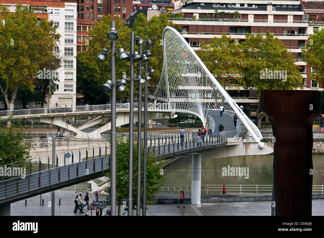 Santiago Calatrava entworfen Brücke über den Fluss Nervion in Bilbao Spanien Stockfoto