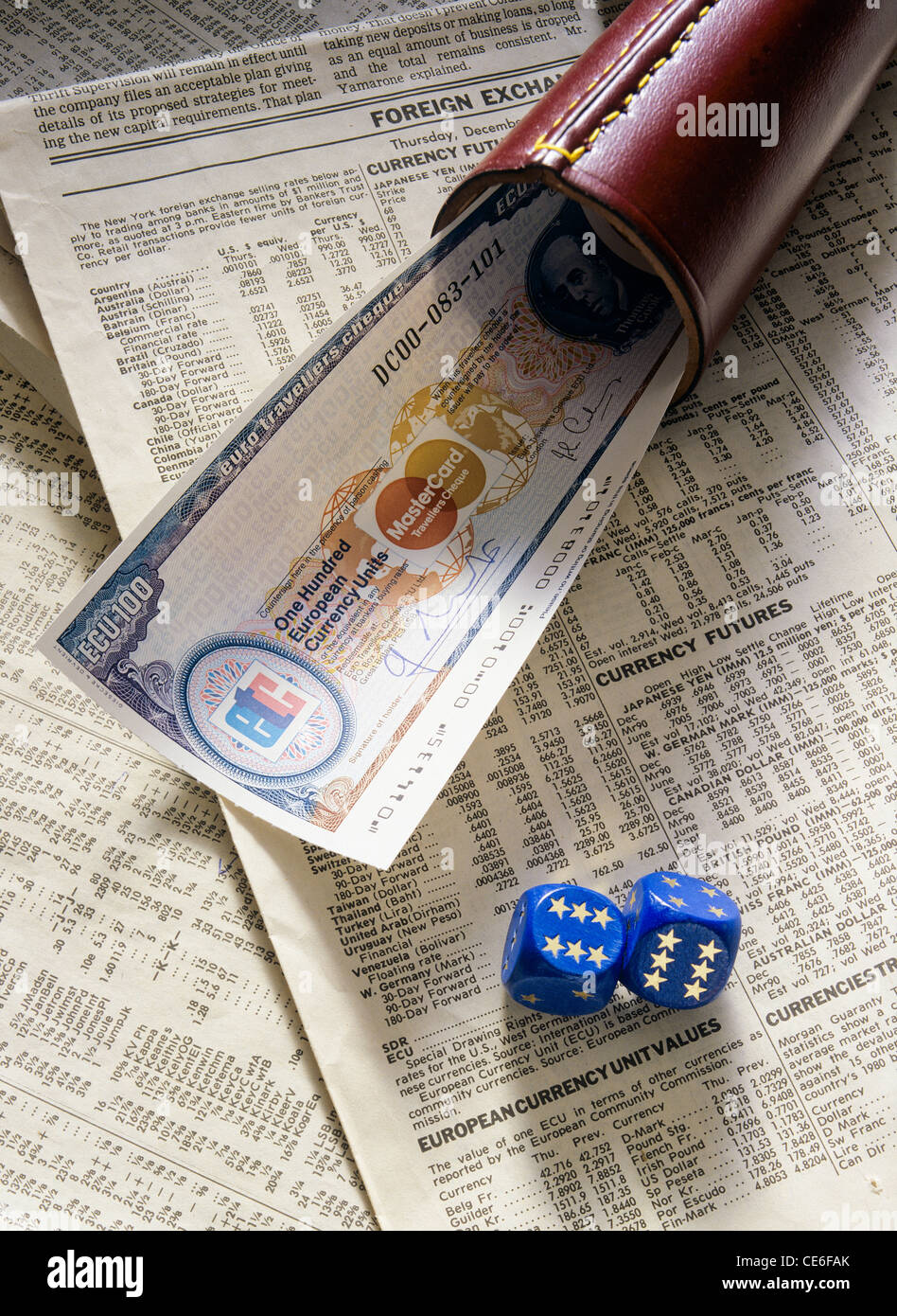 EHEMALIGE 100 ECU - Europäische Währungseinheit - Reisenden Scheck mit 2 europäischen Würfeln und SHAKER auf FINANZZEITUNG Stockfoto