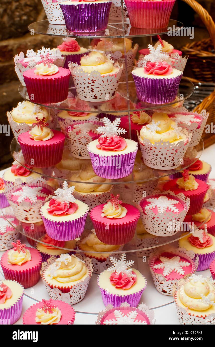 schöne Muffins auf Display-Ständer Stockfoto