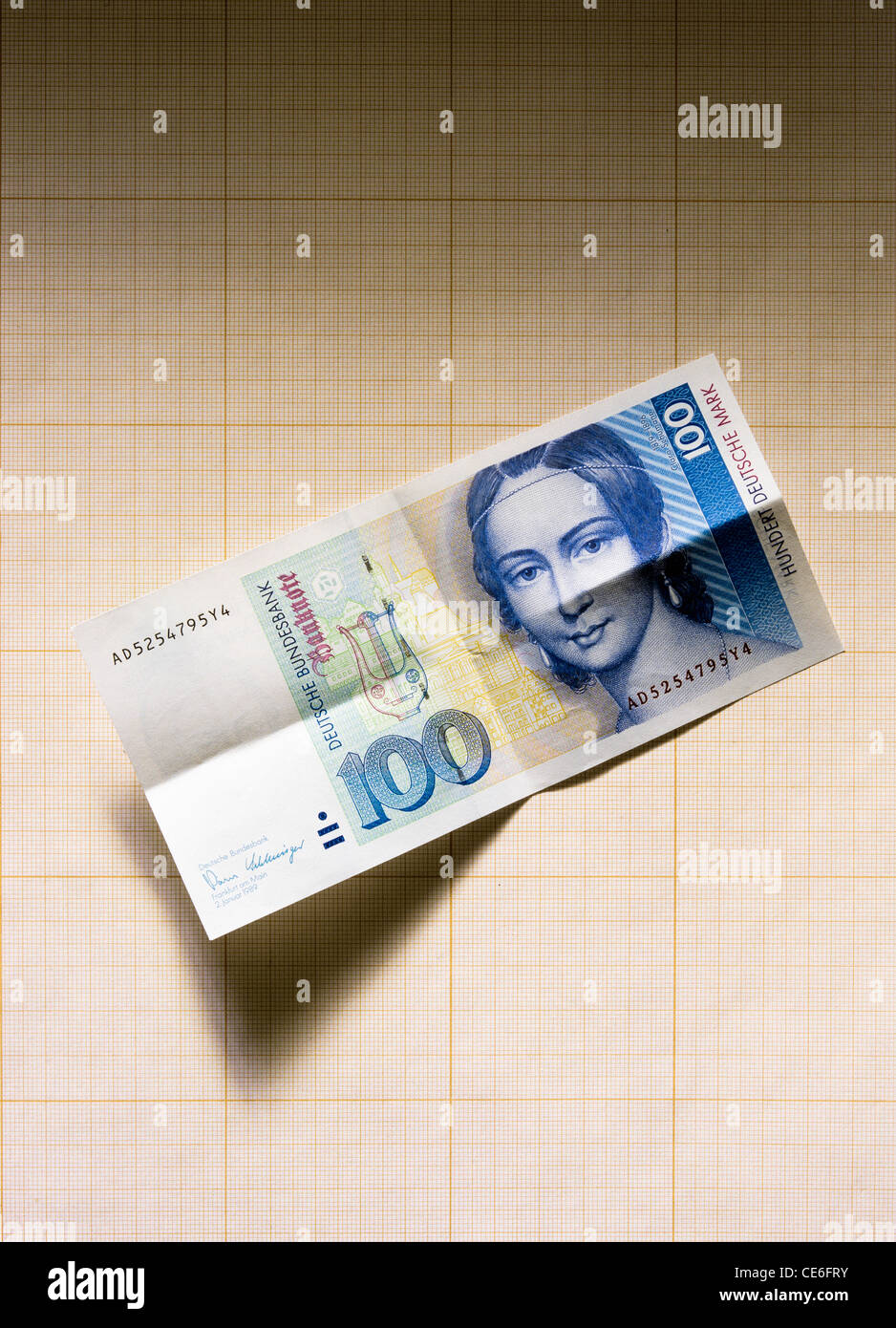 UNGEFALTET EHEMALIGEN 100 DEUTSCHE MARK-BANKNOTE AUF ZEICHENPAPIER MIT MAßEINTEILUNG Stockfoto