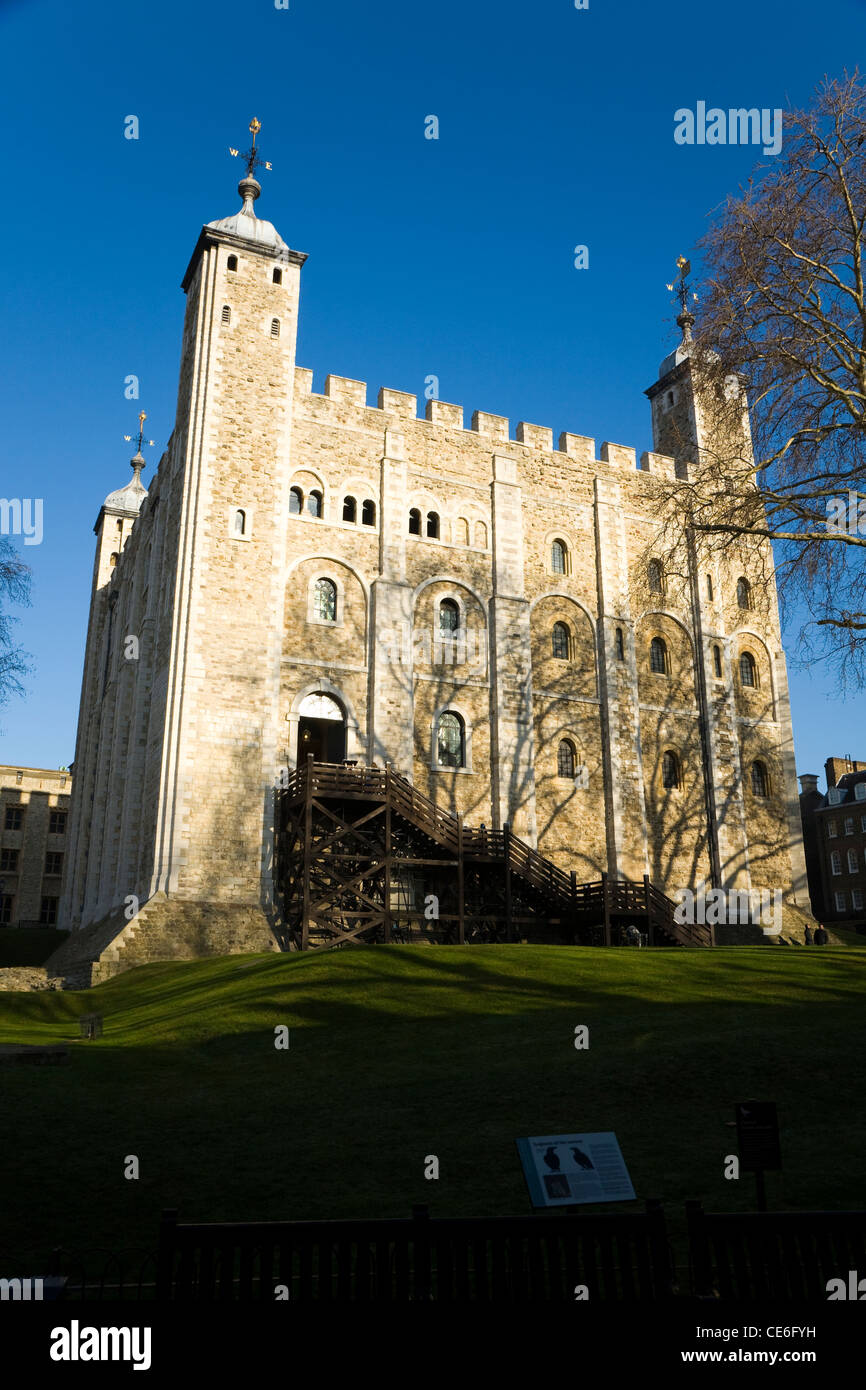 Die weiße Turm an der Tower of London, während Winter / Frühjahr Zeit. VEREINIGTES KÖNIGREICH. Stockfoto