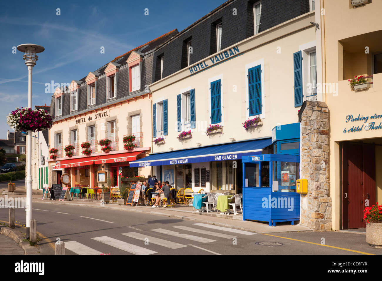Hotels und Straßencafés in Cameret-Sur-Mer, Bretagne, Frankreich. Stockfoto