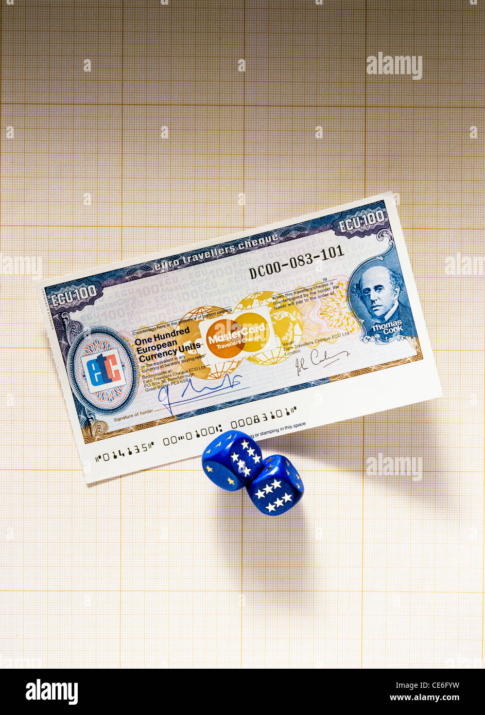 EHEMALIGE 100 ECU - Europäische Währungseinheit - Reisenden Scheck und europäischen WÜRFELPAAR auf ZEICHENPAPIER mit MAßEINTEILUNG Stockfoto