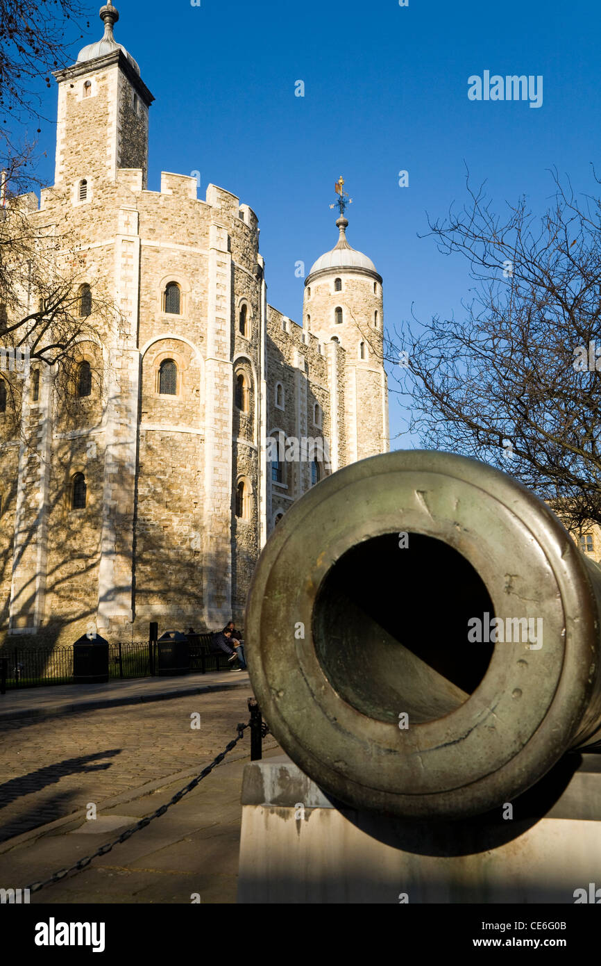 Lauf der Bronze Festung Waffe glaubte erfassten aus China &: The White Tower an der Tower of London, Winter / Frühjahr Zeit. VEREINIGTES KÖNIGREICH. Stockfoto