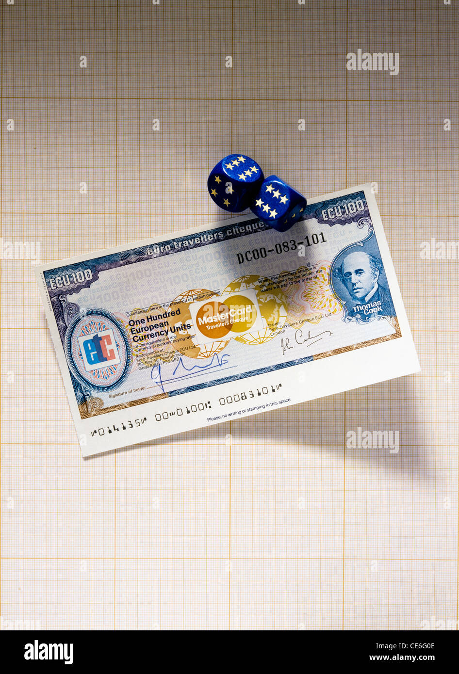EHEMALIGE 100 ECU - Europäische Währungseinheit - Reisenden Scheck und europäischen WÜRFELPAAR auf ZEICHENPAPIER mit MAßEINTEILUNG Stockfoto
