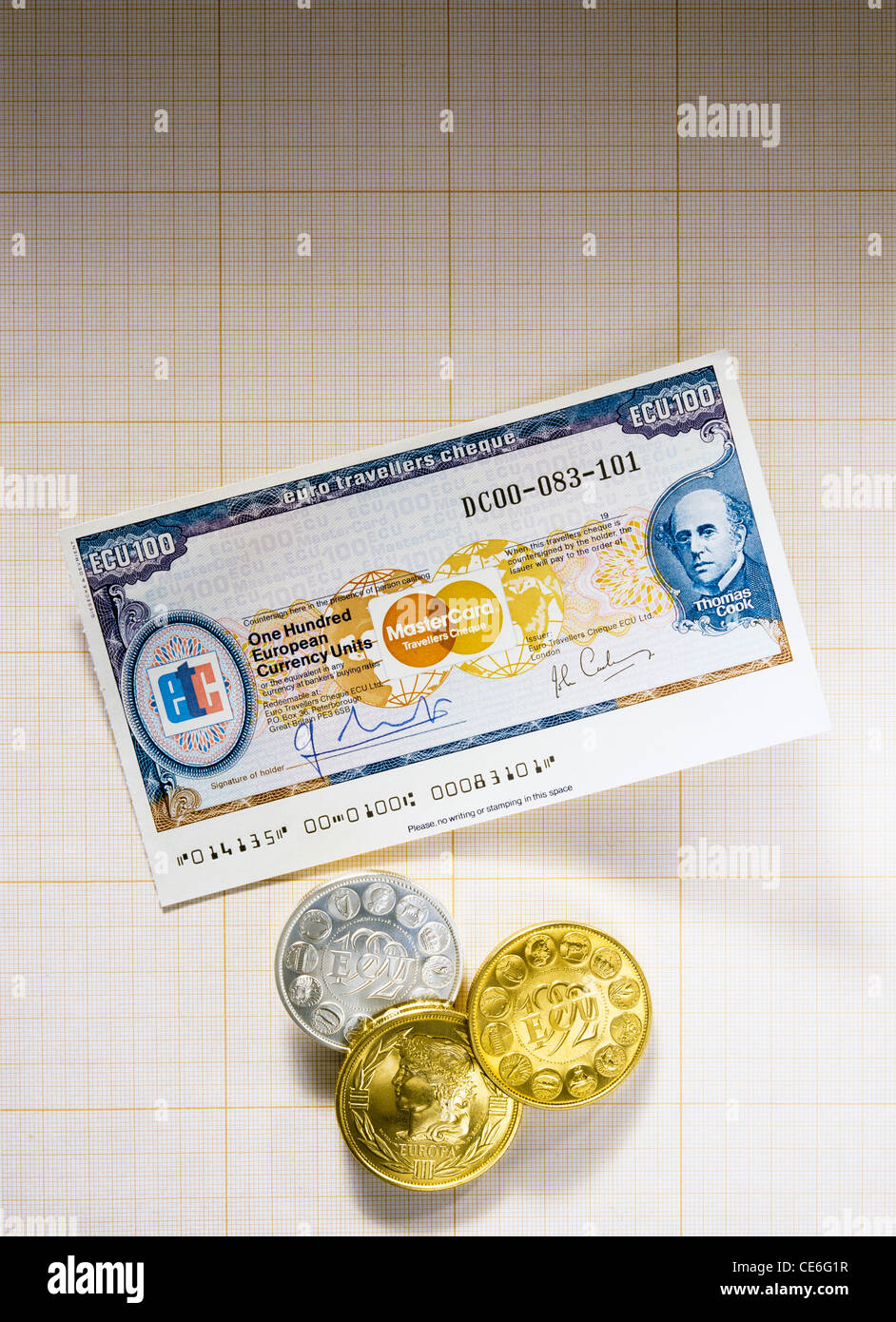 EHEMALIGE 100 ECU - Europäische Währungseinheit - Reisenden Scheck und 3 ehemaligen ECU Münzen auf ZEICHENPAPIER mit MAßEINTEILUNG Stockfoto