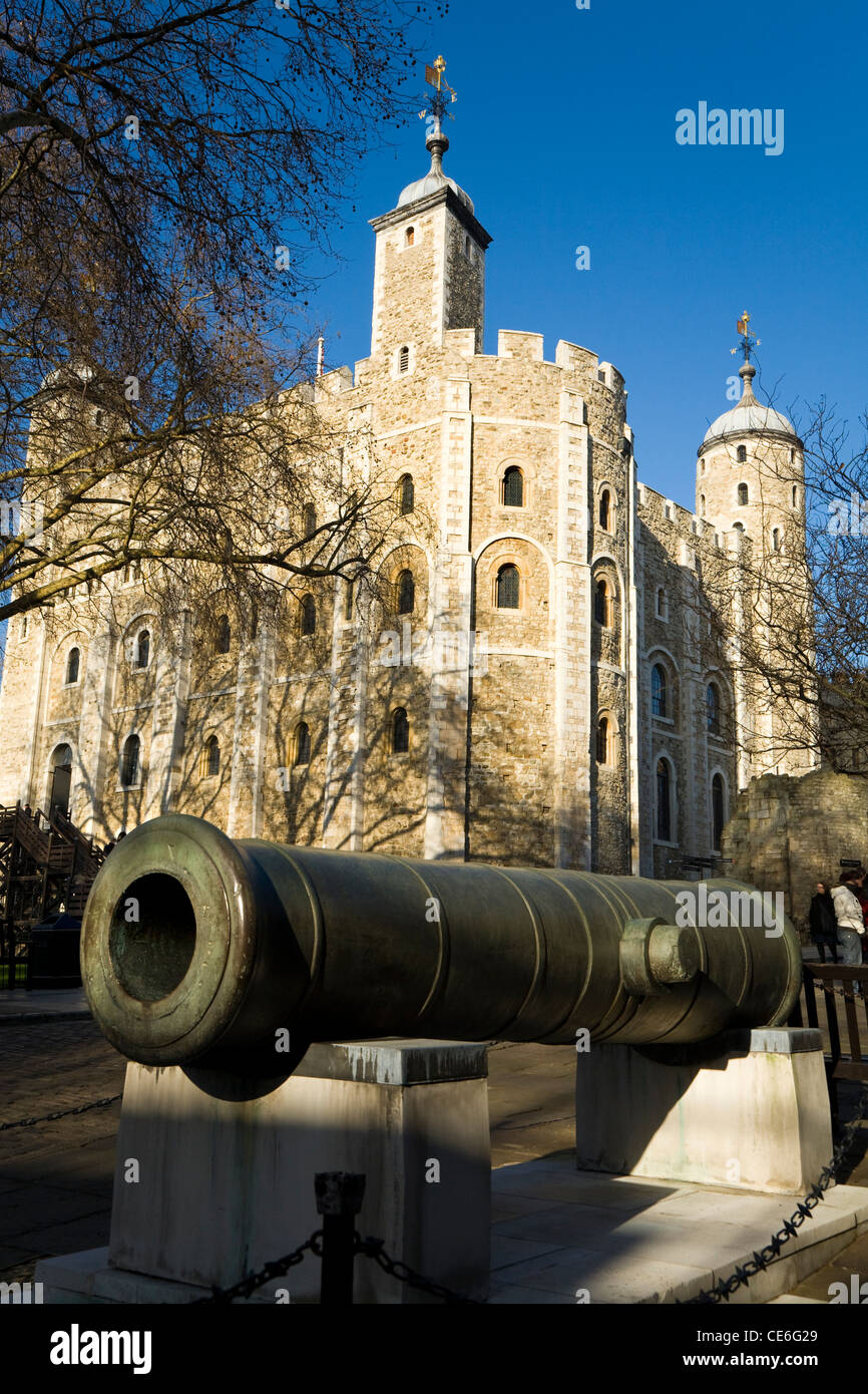 Das Bronzefass der Festung soll aus China gefangen genommen werden und, im Hintergrund, der Weiße Turm am Tower of London, Winter-/Frühlingszeit. UK. Stockfoto