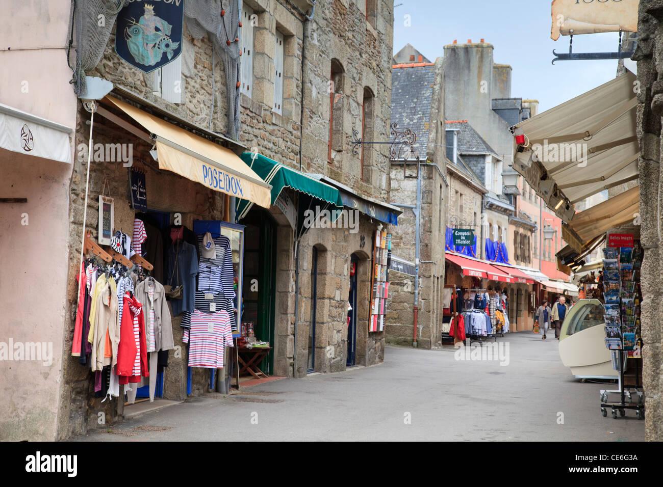 Souvenirläden mit gestreiften bretonische Kleidung in der Ville Close in Concarneau, Bretagne, Frankreich. Stockfoto