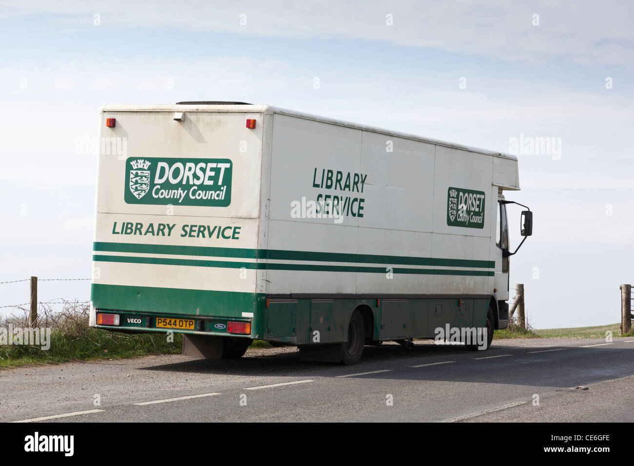 Dorset County Council Fahrbibliothek van an der Seite der Straße geparkt. Stockfoto