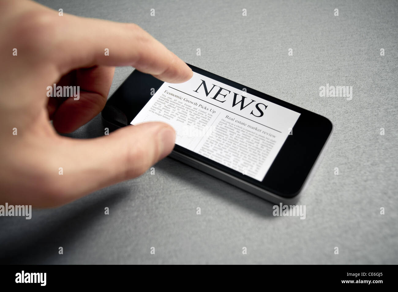 Hand des Menschen touch Screen mit Nachrichten auf modernen Handy. Stockfoto