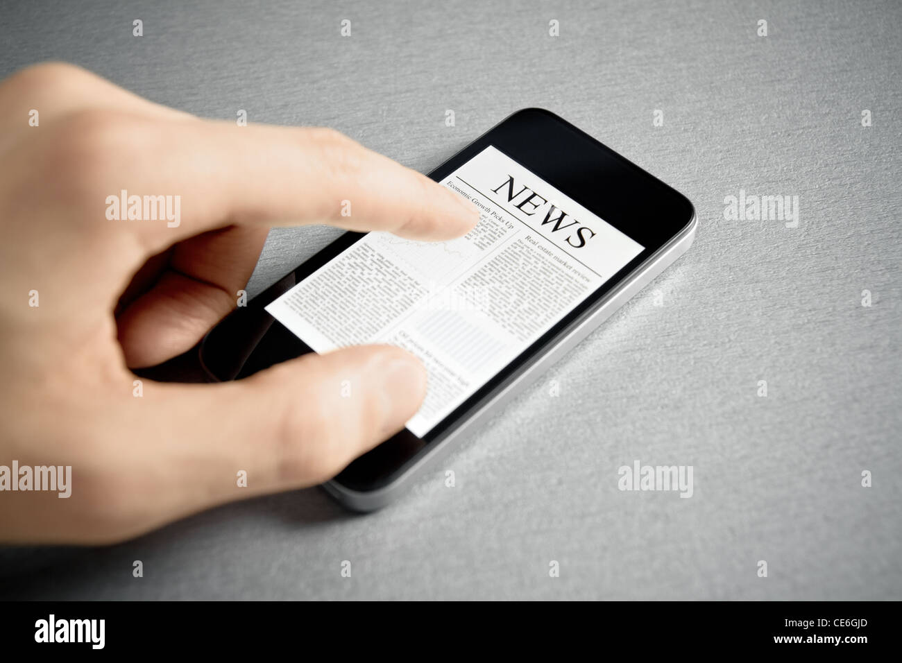 Hand des Menschen touch Screen mit Nachrichten auf modernen Handy. Stockfoto