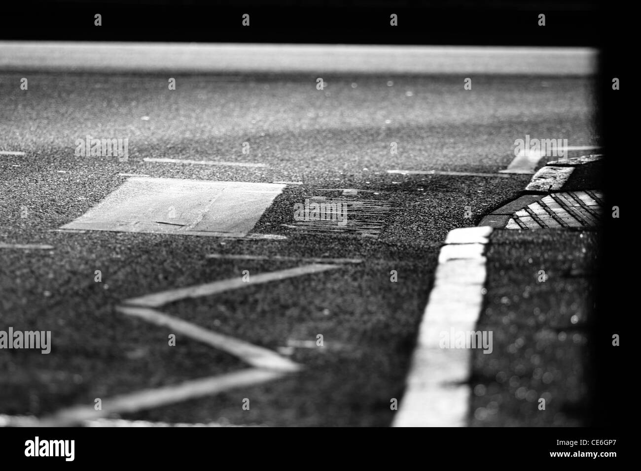 Teil von einem Zebrastreifen in London, England - genommen, in der Richtung der Sonne Stockfoto