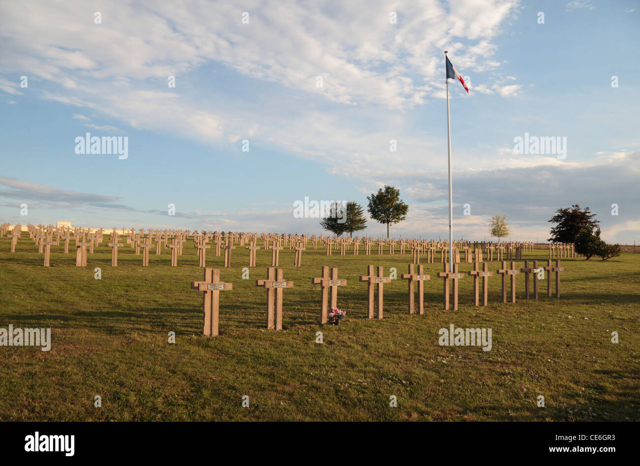 Reihen von kreuzen mit der französischen Trikolore hinter auf die französische National Cemetery in Sommepy Tahure, Champagne-Ardenne, Frankreich. Stockfoto