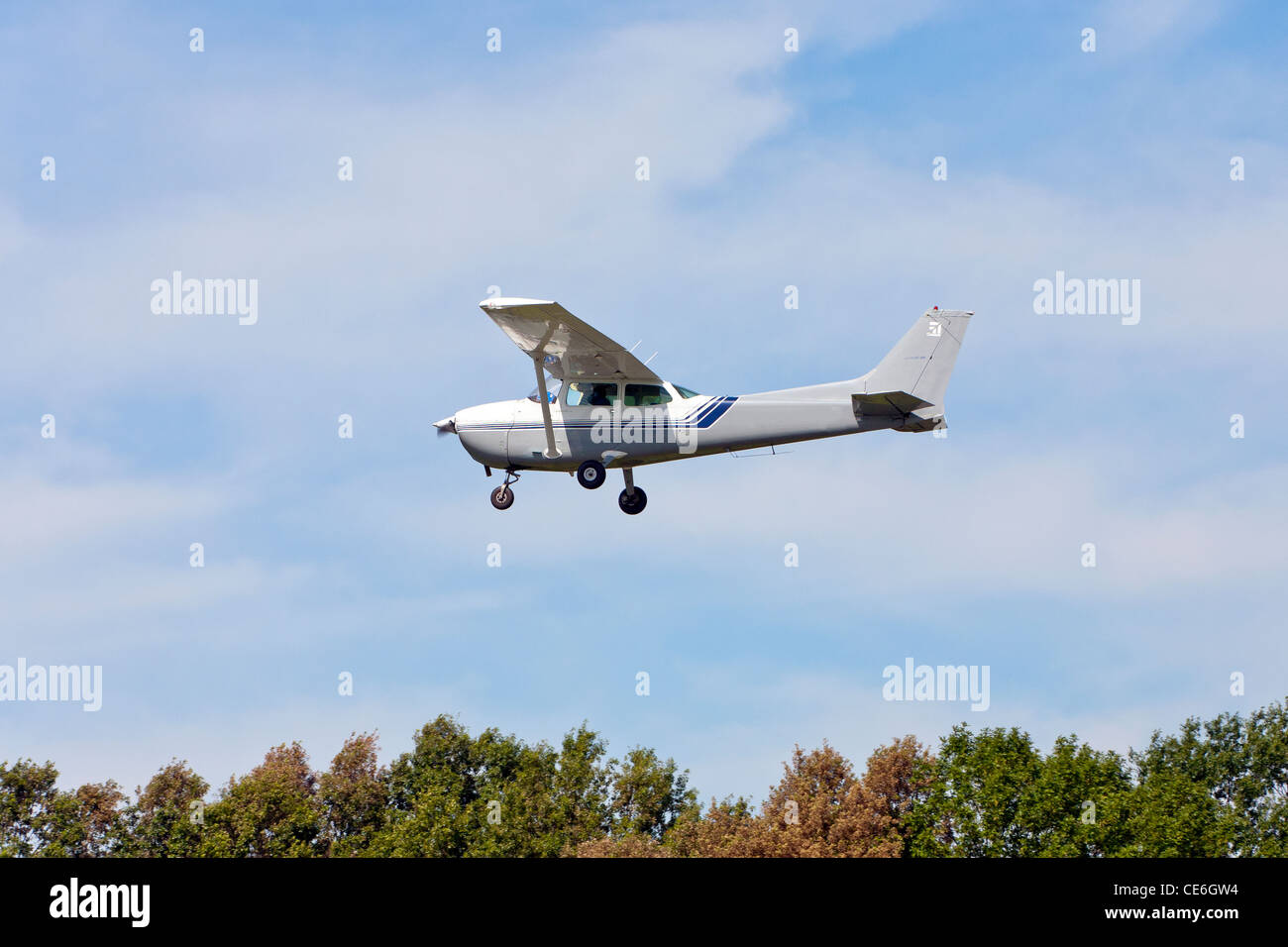 Eine Cessna Flugzeug im Flug in den Himmel. Stockfoto