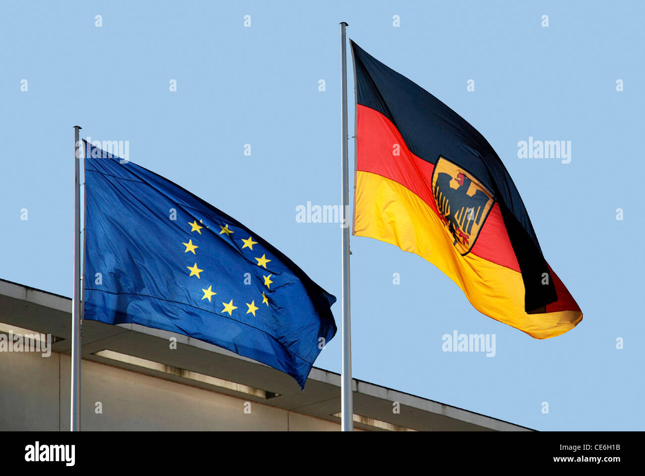 Flaggen der Europäischen Union und der Bundesrepublik Deutschland am Mast vor dem Bundeskanzleramt in Berlin. Stockfoto