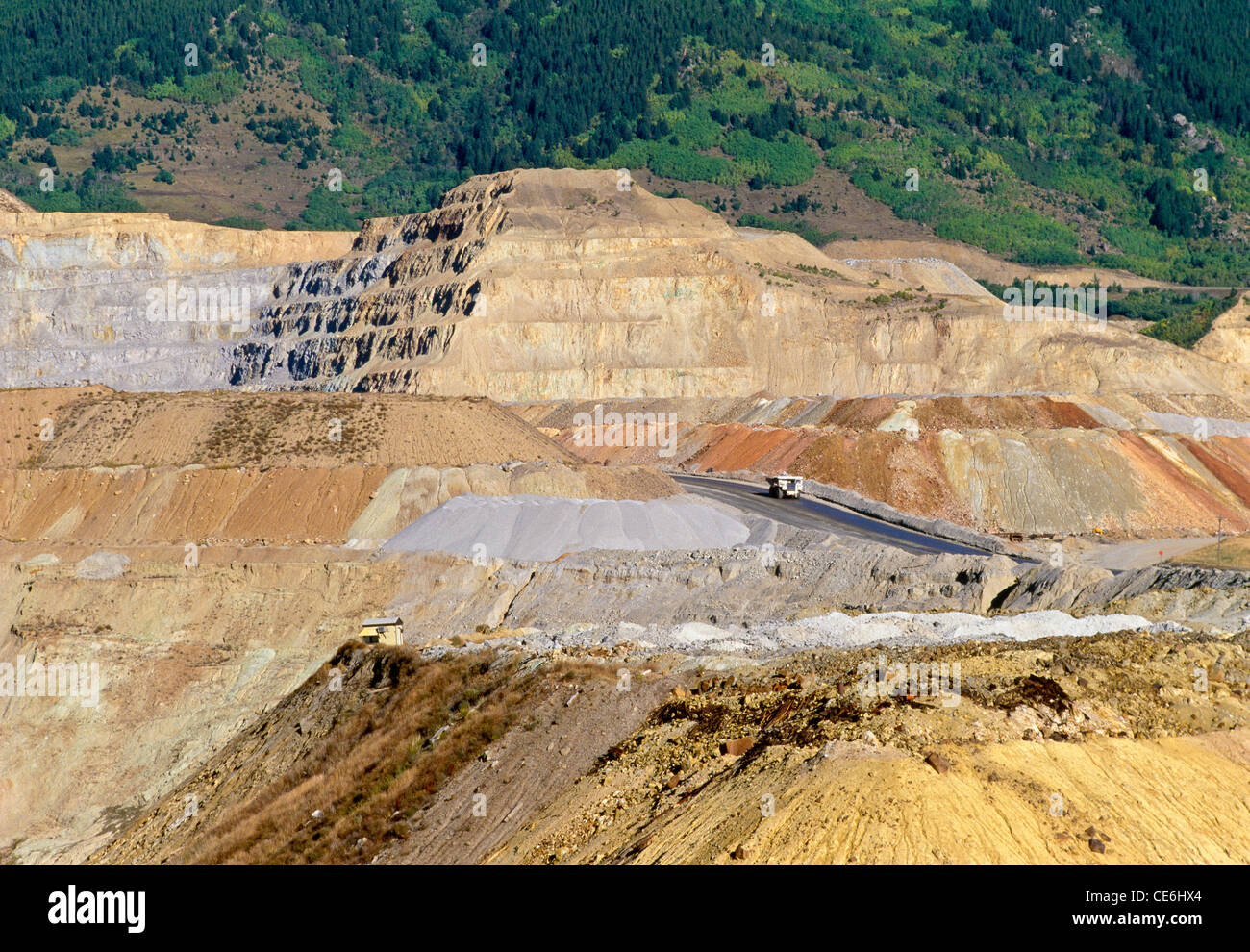 Terrassierte Ebenen und Zufahrtsstraßen der offenen Mine im Berkeley Grube, Butte, MT. Stockfoto