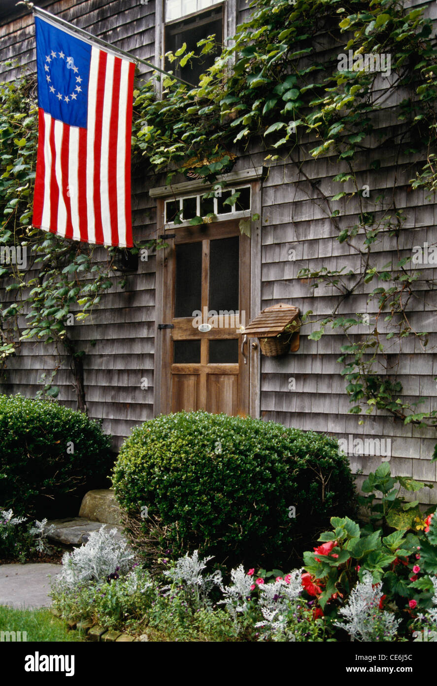 Schindel-Haus-Eingangstür und amerikanische Flagge, Nantucket Island, MA Stockfoto